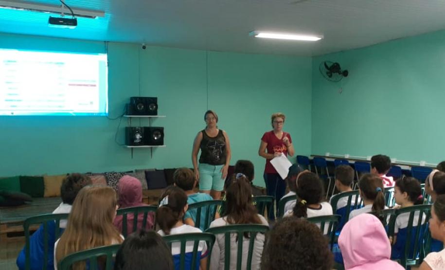 COMBATE Á DENGUE NAS INSTITUIÇÕES PÚBLICAS DA REDE ESTADUAL DE ENSINO A Secretaria de Estado da Educação e do Esporte (Seed), em parceria com a Secretaria da Saúde do Estado do Paraná (Sesa), vem realizando ações contra a dengue, com objetivo de esclarecer e divulgar medidas preventivas no combate à doença.