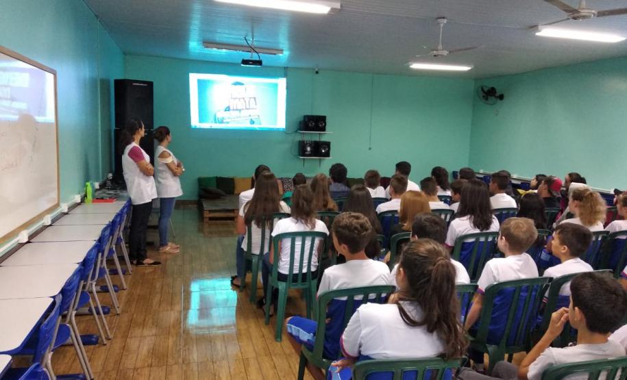 COMBATE Á DENGUE NAS INSTITUIÇÕES  DA REDE ESTADUAL DE ENSINO A Secretaria de Estado da Educação e do Esporte (Seed), em parceria com a Secretaria da Saúde do Estado do Paraná (Sesa), vem realizando ações contra a dengue, com objetivo de esclarecer e divulgar medidas preventivas no combate à doença.