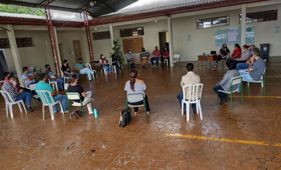 Reunião com lideranças Indígenas A Chefe do Núcleo Regional de Educação de Pato Branco, Iara Lucia Tecchio Mezomo e o Assistente Técnico José Francisco Grezzana, o Coordenador Pedagógico, Clediomar Miranda, as Técnicas, Fernanda Col Debella e Cristiane Aparecida Fantinel e a Coordenadora do RH, Chaiane Laís Tártari, receberam lideranças indígenas no dia 04 de fevereiro de 2021 para tratar assuntos referentes às demandas indígenas.