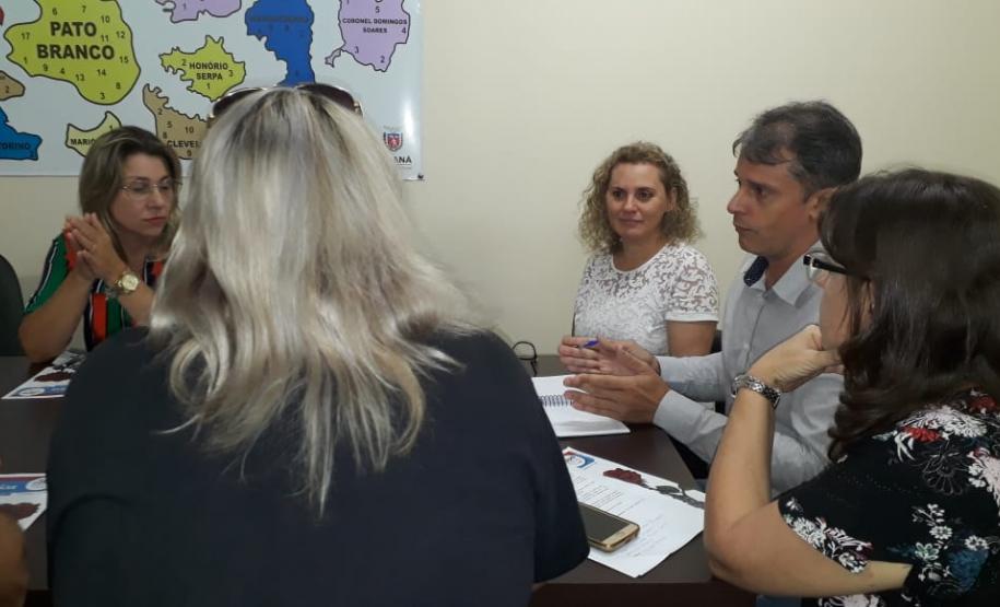 REUNIÃO COM NÚCLEO SINDICAL DA APP, REPRESENTANTES  DOS PEDAGOGOS E CHEFIA DO NRE DE PATO BRANCO No  dia 06 de fevereiro de 2019, às 10h,  compareceram ao Núcleo Regional de Educação de Pato Branco, o Núcleo Sindical da APP Sindicato e representantes dos pedagogos dos municípios que compõe a região, para reunião onde explanaram os motivos do requerimento da manutenção da jornada da hora-aula para os professores pedagogos