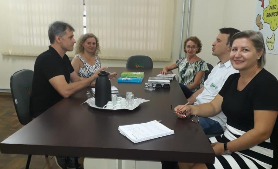 PROGRAMA AGRINHO No dia 08 de fevereiro de 2019, o Chefe do NRE Pato Branco, Marcelo Oltramari, a Assistente Técnico, Iara Lúcia Tecchio Mezomo  e as Técnicas Pedagógicas Maria Irene Pizzatto e Sônia Holub, receberam o Supervisor Regional do Senar-Pr, Eduardo Marcante, para expor informações referentes ao Programa Agrinho destinado ao Ensino Fundamental, anos iniciais e finais.